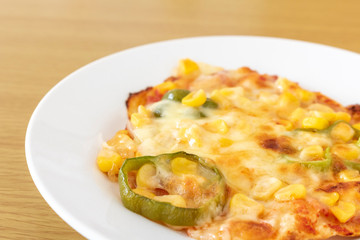 焼きたての手作りミートソースピザ