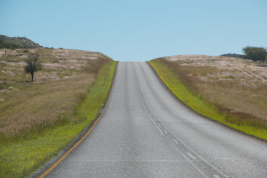 Stra&szlig;enkuppe im Binnenhochland von Namibia