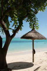 Sonnenschirm aus Stroh am Strand von Mauritius 