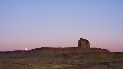 アメリカ合衆国・荒野に昇る月