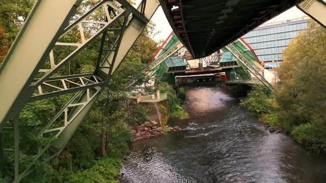Schwebebahn in Wuppertal f&auml;hrt &uuml;ber die Wupper ( Fluss )