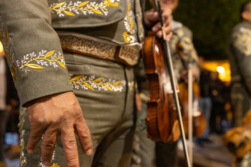 Acercamiento de mariachi sosteniendo un violín, tradiciones México 