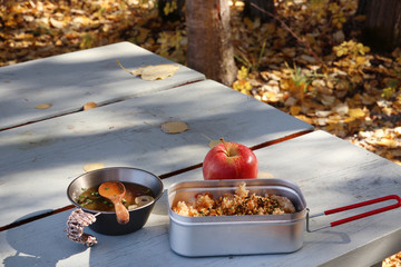 アウトドアでランチ　Picnic lunch outdoors in autumn season