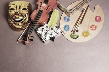 Attributes of the arts. Music, painting, literature, theater. Violin, art palette with brushes, fountain pen, theater mask. - obrazy, fototapety, plakaty