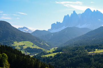 朝のサンタ・マッダレーナとドロミテのガイスラー山（イタリア　トレンティーノ＝アルト・アディジェ自治州、南ティロル自治州）