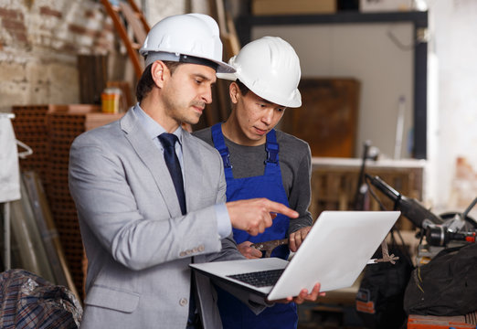 Manager and  builder using laptop