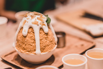 Cha Thai bingsu with white cream on top Desserts are placed on the table and ready to be served.