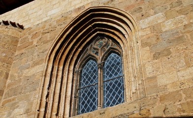 Fototapeta na wymiar Ventana gótica de la iglesia de San Juan en Aranda de Duero (Burgos, España).