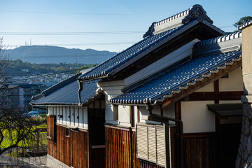 日本の木造瓦屋根から見る生駒山