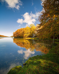 Lago sui monti Nebrodi in autunno