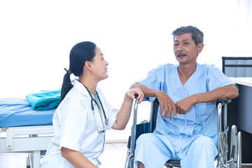 Obraz premium Aging society, health care and medical concept. The doctor diagnose the patient' health in the hospital.