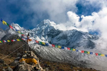 Crédence de cuisine en verre imprimé Ama Dablam L& 39 Ama Dablam est l& 39 une des montagnes les plus célèbres et les plus populaires de l& 39 Himalaya népalais. Il domine le paysage au-dessus de Namche le long des itinéraires de trekking vers l& 39 Everest.