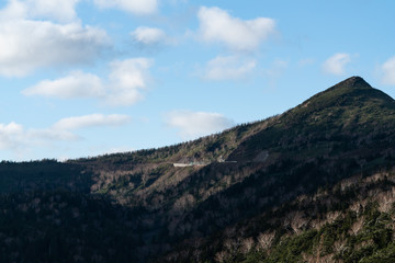 Obraz premium 岩手県八幡平 アスピーテラインで見る秋の山肌の景色