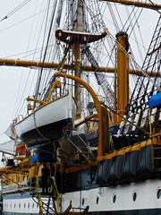 Das Segelschulschiff der Marine im Hafen von Warnemünde