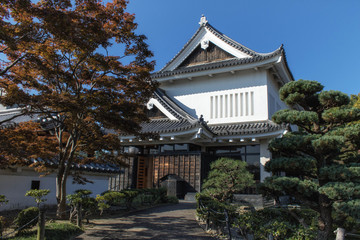 Obraz premium 京都府長岡京市の勝龍寺城の模擬櫓と城内の風景
