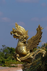 Fototapeta na wymiar golden dragon statue