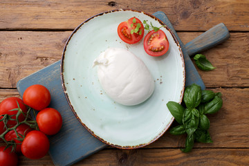 mozzarella prodotto tipico Italiano derivato dal latte con pomodori e basilico