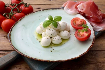 Foto op Plexiglas mozzarella prosciutto e pomodori delizioso piatto estivo © denio109