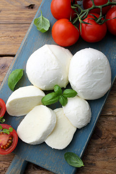 mozzarella prodotto tipico Italiano derivato dal latte con pomodori e basilico