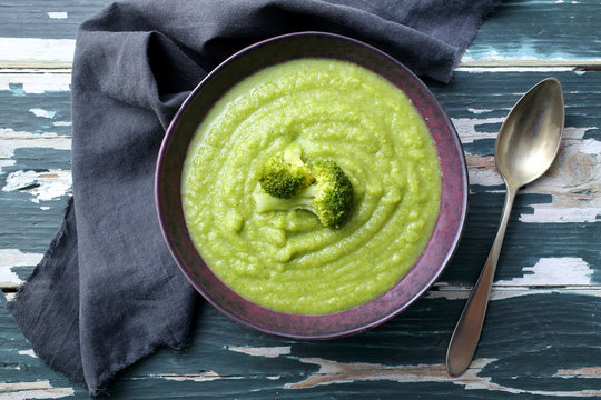 primo piano broccoli zuppa crema o vellutata