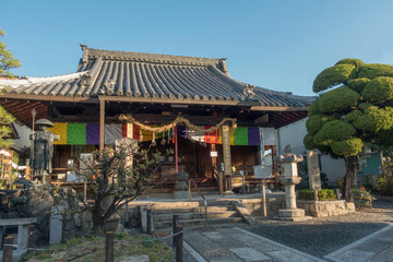京都、長岡京市の勝龍寺と本堂の風景
