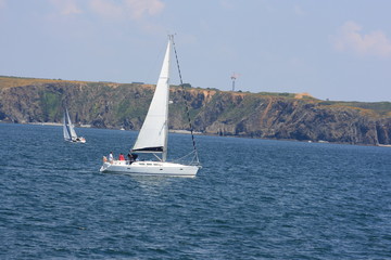 Voilier au large de Camaret-sur-Mer (Bretagne, Finist&egrave;re, France)