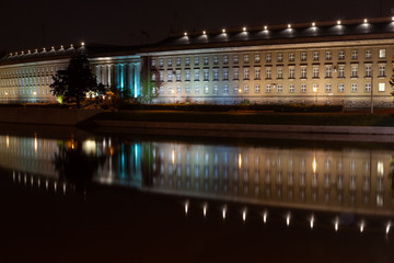 Dolnośląski Urząd Wojewódzki, widok nocą. 
