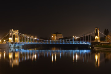 Widok na Most Grundwaldzki we Wrocławiu nocą. 
