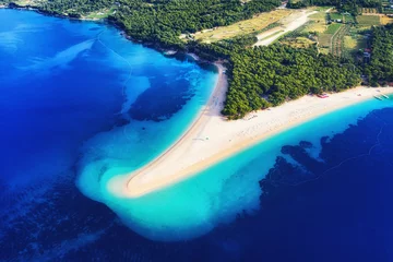 Deurstickers Donkerblauw Kroatië, Hvar-eiland, Bol. Luchtfoto bij de Zlatni Rat. Strand en zee vanuit de lucht. Beroemde plaats in Kroatië. Zomer zeegezicht van drone. Reizen - afbeelding