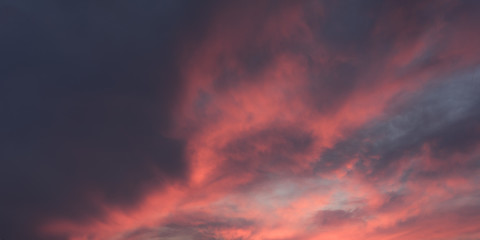 Fototapeta na wymiar Angeleuchtete Wolken am Abendhimmel