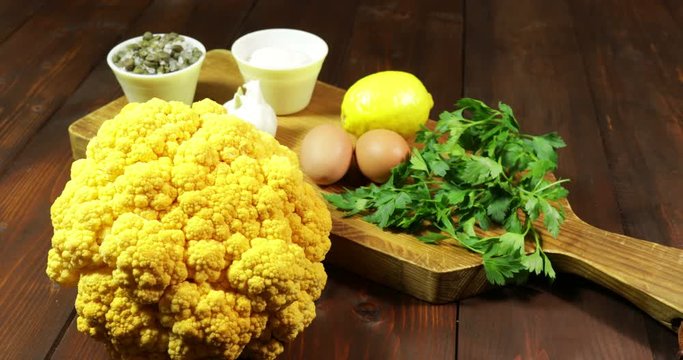Cavolfiore giallo e ingredienti per la ricetta