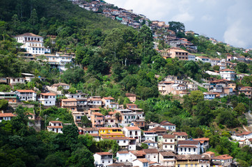 Fototapeta premium View of houses on a hillside in the town of Ouro Preto, Minas Gerais, Brazil, capturing the charm of its colonial architecture.