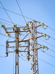 Stommasten, Stromleitungen, Transformer, Kondensatoren und Isolatoren