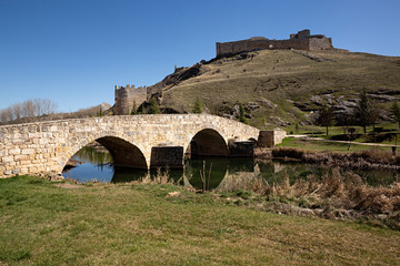 Puente romano y castillo en Burgo de Osma, Soria.