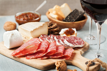 Red wine and charcuterie assortment - 303312493