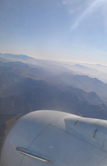 Fototapeta na wymiar Panorama des marokkanischen atlasgebirges aus dem flugzeug mit sonne und nebelschleiern