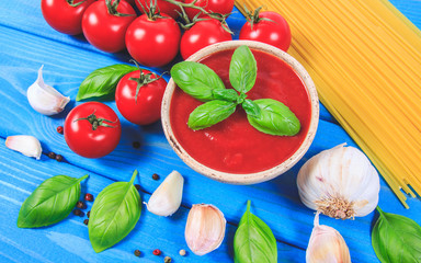 Fresh tomato sauce with garlic and basil, for pasta dishes.