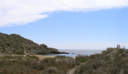 stille bucht an der wilden meeresküste in der nähe von almeria