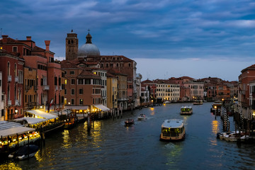 Fototapeta na wymiar ベネチア 夜景 スカルツィ橋から