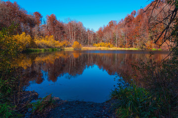 Mountain lake in the autumn season, colorful trees