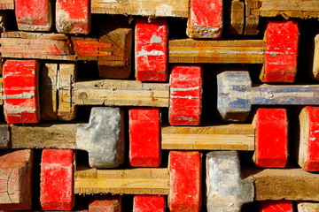 Schalungsträger aus Holz wurden auf einen Stapel gestapelt