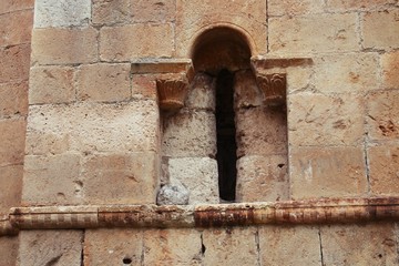 Ventana de la ermita de San Martín del Casuar en Segovia, España.