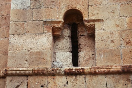 Ventana de la ermita de San Mart&iacute;n del Casuar en Segovia, Espa&ntilde;a.