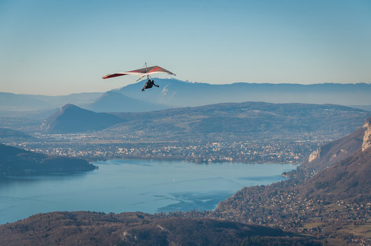 Deltaplane au-dessus du lac d'Annecy