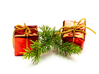 Tannenzweig mit Roten Geschenken isoliert