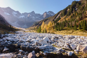 Fototapeta na wymiar riesige Steinlawine im Zillertal in Tirol Österreich