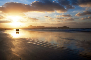 Fototapeta premium Tramonto sulla spiaggia di Famara - Lanzarote