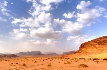 Fototapeta na wymiar paesaggio nel deserto wadi rum con cielo nuvoloso giordania