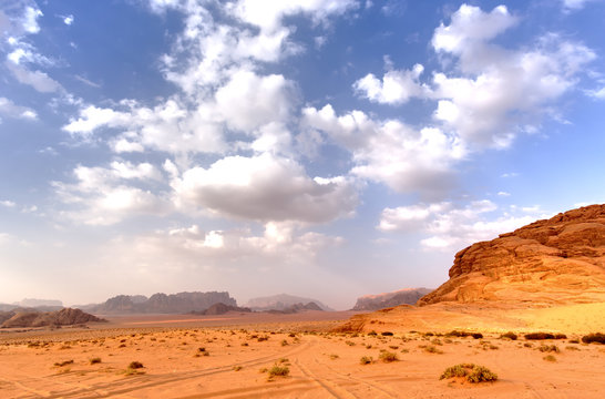 paesaggio nel deserto wadi rum con cielo nuvoloso giordania © Mariano Pardini