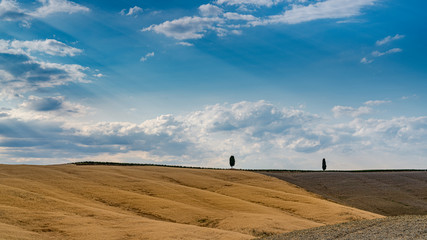 Obraz premium Beautiful Tuscany landscape with blue sky and clouds